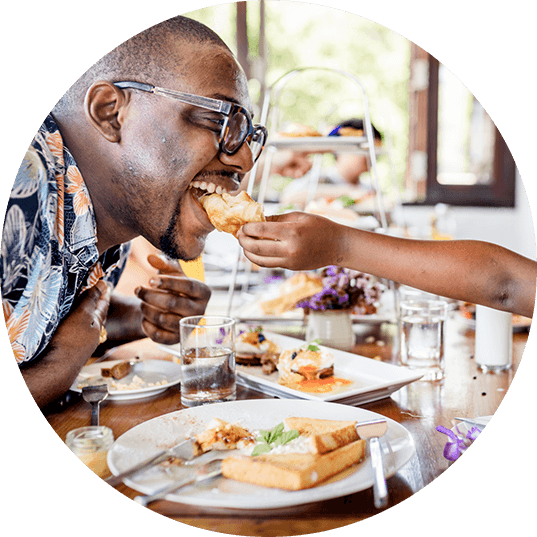 Pai e filho a desfrutar de um buffet de hotel