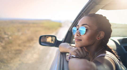 Mujer que conduce un coche