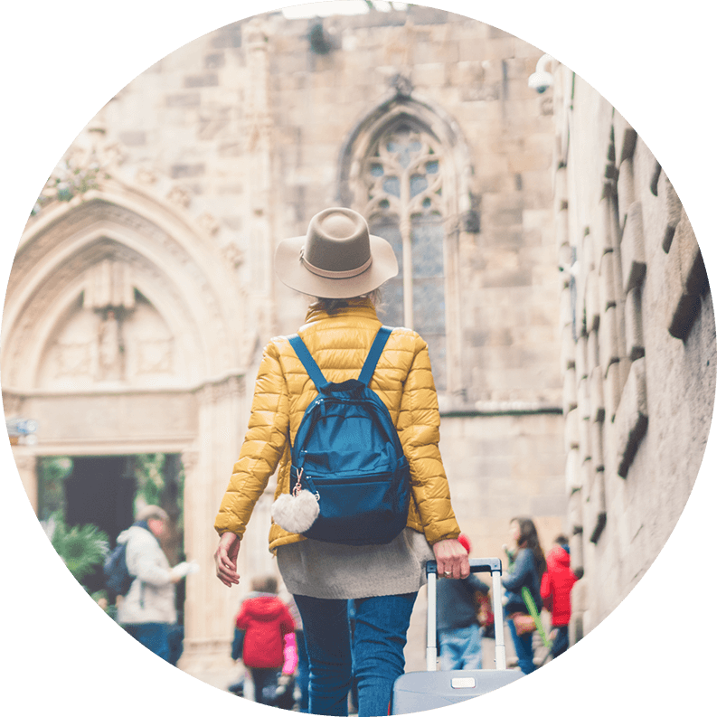 Femme en blouson jaune tirant une valise