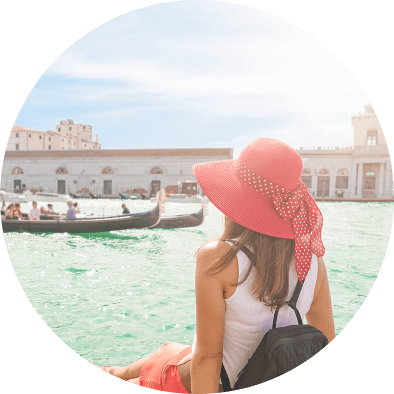 Mujer observando una góndola en Venecia 