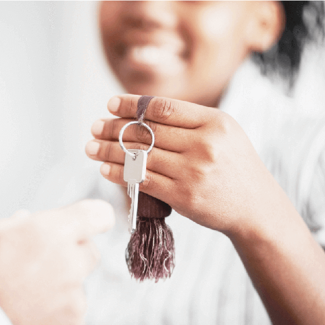  Femme remettant la clé de sa chambre à un voyageur